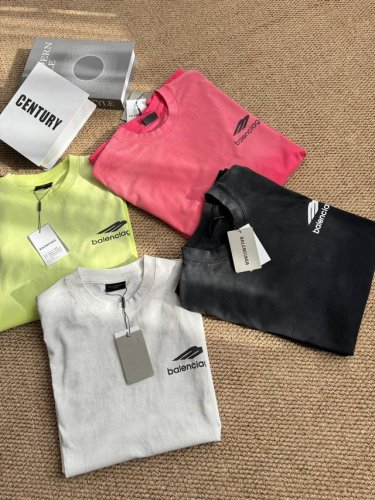 balenciaga 巴黎世家 走秀限定款水洗喷绘字母Logo设计款印花情侣圆领短袖T恤-顶级版本 Color：水洗白 水洗粉 荧光绿 黑色 Size：S M