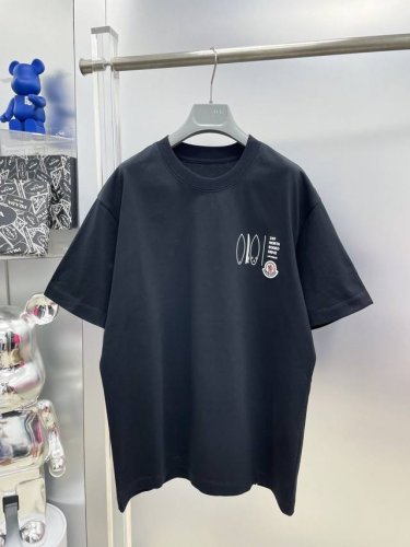 mon 蒙口 高克重 2025夏季新款字母印花徽标Logo最新品短袖 Dd 专柜同步有售，原单狠货，时尚进口原版科技面料，上身舒适透气，原版定制五金辅料，上身帅