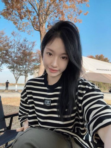 上新 Chanel香奈儿新款硅胶Logo撞色条纹短袖 条纹控真的没法抗拒夏日的松弛感！ 撞色真的不要太百搭了套上就粗门啦 胸前小香硅胶字母Logo 高级感满满～