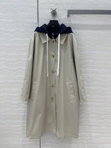 独家首发原单品质Miu系少女25早春秀场新品，两面可穿的冲锋衣夹克长风衣！时髦配色穿搭！记忆丝连帽冲锋衣结合廓形的翻领夹克风衣，可甜可盐的运动少女风！定制面料轻
