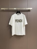 fendi Logo标识印花圆领T恤 本款采用50支双股纱打造 胸前饰以标识印花 宽幅袖口和下摆 前下摆车有新唛 精致时尚 尺码 S-Xxl