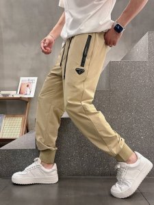2025 天丝锦纶四面弹春夏休闲裤子 美学的焕新诠释,演绎浓郁的格调型时尚风范,细节感和设计感强悍.经典品牌标识做为色彩搭配,演绎经典的品牌时尚,为整体造型增光