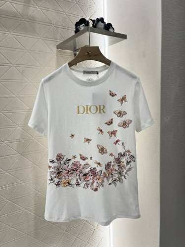 Dio*2025新品上架 圆领字母印花 定制Yb丝光全棉材质 透气舒适 质感十足 常规短袖T恤裁剪 凸显品牌格调 采用克重纯棉制成 略带有弹力 呈现显瘦视觉效果