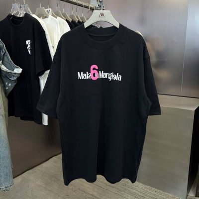 Mm6 春夏限定款，定制织梦雅韵罗纹棉 质感细腻 舒适贴肤 以纯黑之色 诠释着优雅 标志性地标识跃然衣上 低调却醒目 彰显独特身份与魅力 凸显肩部线条 感受由内