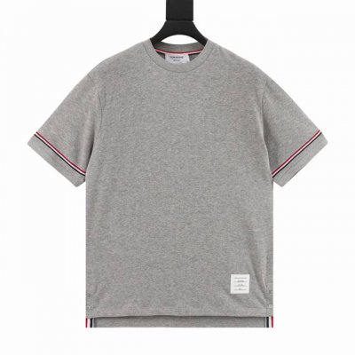 Thom Browne 汤姆布朗 三色条纹织带开叉圆领短袖 原版定制面料，克重和原版一致，超重工的针织工艺使面料表面呈现出细腻的肌理感，手感柔和厚实，有一定的自