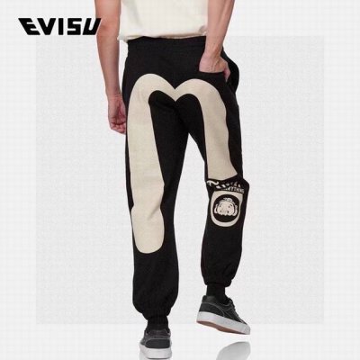 上新， Ev福神男士断裂大M印花卫裤 Evisu以怀旧风格展示品牌元素，这条卫裤背面的断裂大M充满特色，并加入了经典佛头与复古手写Evisu商标点缀。直脚卫裤以
