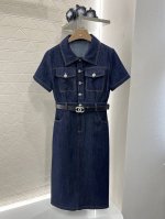 Chane*2025新品上架 牛仔腰带短袖连衣裙 定制Yb斜纹棉牛仔材质 质感高级 舒适挺括 酵素水洗工艺打造不易串色脱色的牛仔复古感 翻领短袖对称翻盖口袋连衣