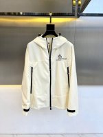 p470 Mon蒙口、2025春夏新款尼龙拼接户外运动连帽款冲锋衣夹克。除了鸟家 他家在户外冲锋衣的里面也是佼佼者的存在，激光切割工艺 高温压烫无痕粘合，顶级防