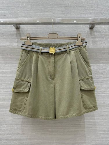 独家首发 高端原单品质，Miu系童子军系列穿搭！知性分子翻领工装短裤！配送金属扣腰带，山系工装口袋设计，甜酷兼备减龄穿搭。金属扣装饰帅气又时髦。中低腰版型不挑人