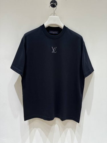 新品 V登家族男士水钻饰圆领短袖T恤，香港洋行渠道货，重磅高端臻品，高奢品鉴白金级单品，25年官柜新品，经典人气单品！！ 客供埃及进口顶级面料，甄选尼罗河区域光