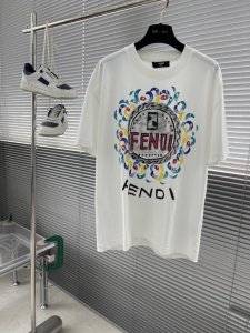 Fend 25Ss夏季新款手绘短袖T恤！ 每一件都是纯手工画制而成.独特的Logo 个性艺术系列全网独家首发 百搭款细节处理完美240克纯棉面料十分精致 原版面