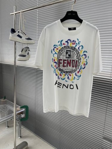 Fend 25Ss夏季新款手绘短袖T恤！ 每一件都是纯手工画制而成.独特的Logo 个性艺术系列全网独家首发 百搭款细节处理完美240克纯棉面料十分精致 原版面
