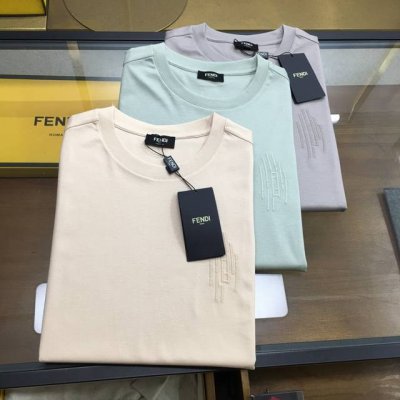 专柜款 Fend... 2025春夏专柜新品 时尚圆领短袖 高级定制百搭款式 任何人都可以轻松驾驭 面料全订制工艺 胸前奢华经典品牌Logo设计，非常显档次懂货