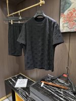 Dg2025春夏新款短袖短裤套装，既经典又百搭，谁不爱啊，将经典再次展现非常的耐看，自带低奢光环与辨识度 理念和现代化的先进技术进行了完美结合 定制纯棉面料！此