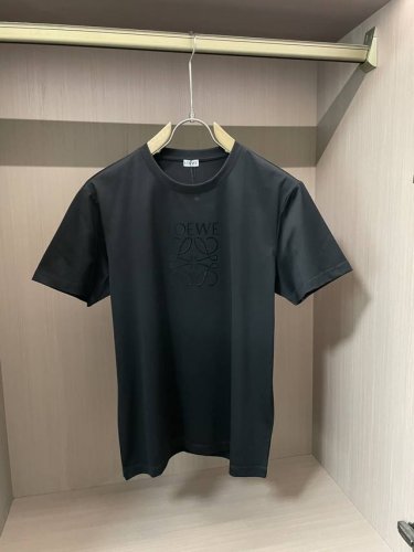 Loewe 2025春夏新品进口植绒Logo印花短袖！定制100支双股丝光长绒棉面料，胸前Loewe字样标志Logo植绒印花工艺设计，一款显山不露水的单品爆款，