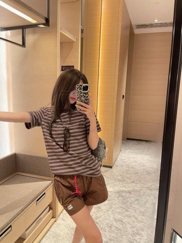 上新 Miumiu 缪缪 25Ss 网红主推爆款！贴标条纹韩版T抽绳短裤套装 原标！简约又高级的一套， 日常谁穿都好看~ 上衣裤子 原版硅胶立体字母定制拉链 整