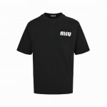 miu Miu 缪缪 25Ss 前后字母Logo印花短袖 定制双纱平纹纯棉280克面料 短袖T恤 男女同款 颜色： 黑色 白色 Size:S-Xxl