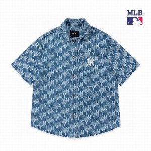上新 高版本 mlb新款几何满印衬衣领牛仔短袖 男女同款 满印Logo多面呈现丰富的视觉感 焕亮整体造型 轻松打造青春氛围感 并具备高辨识度 诠释着夏日的瞩目感