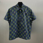 P290Lu撞色格纹字母衬衫 Size : S-Xl 撞色格纹”强调蓝绿搭配的视觉效果，“时尚字母”点出设计亮点，“休闲衬衫”说明风格定位。