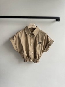miumi*2025新品上衣 定制Yb斜纹全棉材质 柔软亲肤 舒适不易皱 短袖衬衫短裤套装 上衣袖口利落翻折腰身弹力褶皱打榄收窄 配合短款版型露腰细节 增添甜美