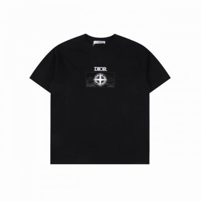 dior X Stone Island 联名款 25Ss 罗盘贴布刺绣短袖T恤 此款T恤采用了280克高支高密的面料，质感高端，独家定制。 我们特别采用了定织定