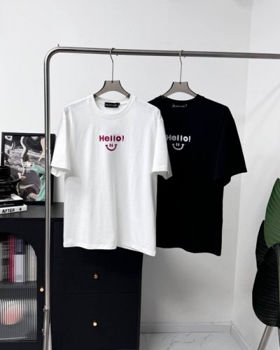 Balenciaga 极简字母圆领短袖T恤 Hello笑脸Logo系列前后印花短袖 原厂辅料三标齐全，面料为客供32支双纱高密度有机纯棉面料，亲肤舒适，吸汗透气