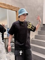巴宝莉 2025春夏新款首发专柜最新款短袖圆领T恤 高端订制 设计前卫时尚！品牌Logo重工艺设计 高端定制丝光云朵棉面料.手感柔软.穿着舒适.专柜级别精致车线