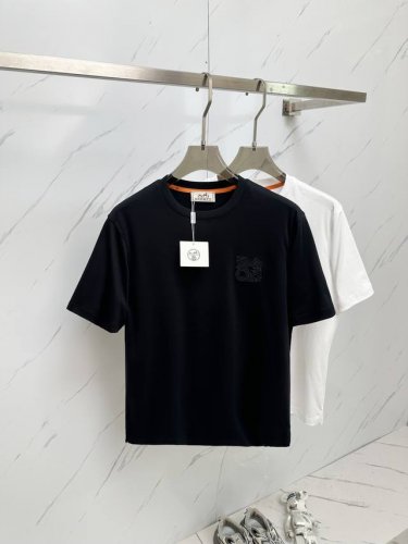 H 2025Ss夏季最新品，专柜同步有售，原单狠货，时尚休闲圆领短袖T恤，上身舒适！吸睛而有亮点，采用进口原版面料，顶级工艺字母图案Logo，简单而不失时尚，上