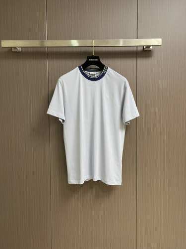 burberry 2025Ss新款条纹圆领短袖T恤衫，选用平织棉面料打造，呈现休闲版型。领口融入条纹设计，点缀同色系马术骑士徽标刺绣。尺码：S-Xl