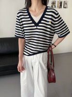 夏新款气质短袖新款，上新，胸围52衣长56 独特V领拼色天丝条纹短袖假两件针织衫上衣