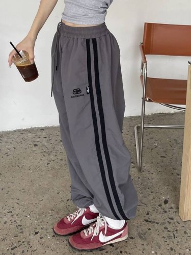 巴黎世家Balenciaga新款侧边条纹裤夏季潮牌垂坠感直筒休闲裤宽松百搭情侣长裤 不仅时尚百搭，还让你在夏日中感受到清凉的凉爽感。 从设计上来看，这款裤子采用