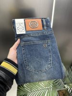 p200 Dg 春夏最新品牛仔裤出入专卖店无压力 专柜热销款 品味与价值共享 身穿着非常舒适 低调不失奢华 穿出去非常有档次,裤型款式和裁剪亦无需多言 上身精致