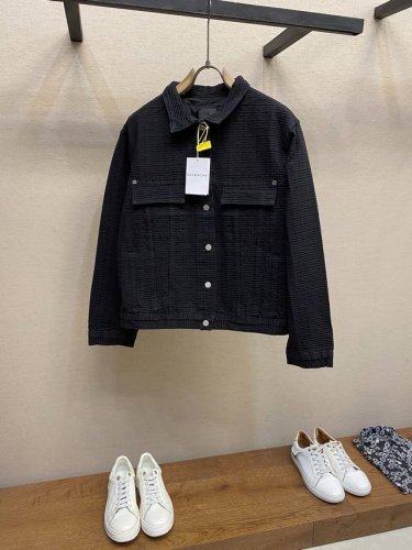 Givenchy，大狗涂鸦牛仔 牛仔面料带有Gvc4G纹路 完全对位 后背为数码印花直喷 不是胶浆也不是手绘 研究了一年才出货的款式 相似度高达百分之99 尺码