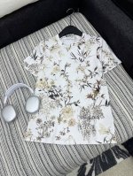 爆款现货 原单品质 Dio*｜2025新品圆领印花 定制Yb全棉材质 透气舒适 质感十足 常规短袖T恤裁剪 凸显品牌格调 采用克重纯棉制成 略带有弹力 呈现显瘦