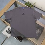 2025新款Adidas阿迪达斯胸前小标图案Logo印花休闲情侣短袖T恤，轻奢高级，上身效果，绝绝子，采用250克纯棉面料，全套定制辅料，印花采用胶浆印花，无性