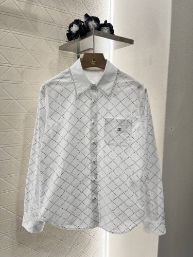 Chane*2025新品上架 烫钻菱格衬衣短裤套装 定制Yb斜纹棉绸材质 面料柔软亲肤 质感十足 通体烫钻工艺处理 以菱格分布 随光线折射 呈现波光粼粼闪耀迷人