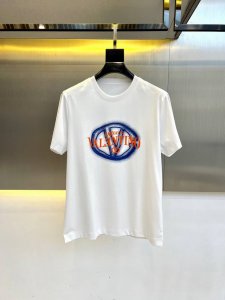 华伦天奴、2025春夏新品 圆领休闲短袖T恤，选用高品质进口丝光棉85%聚酯纤维15%混纺打造， 选用埃及棉纱的细腻针织织材料 原厂出品，高品质出货，车工走线整