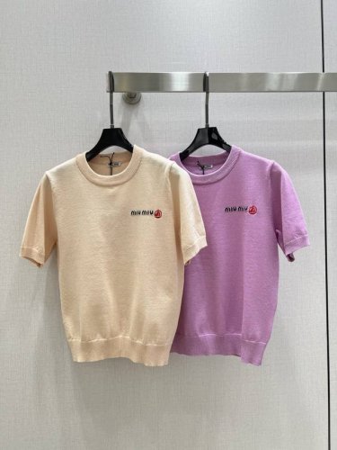 强烈推荐Miu*2025春夏新款 圆领撞色 Logo针织上衣 甜美俏皮又时髦 胸口刺绣Logo点缀 宽松的设计更显精致 上身轻松拿捏贵气高级的女性魅力 两个色