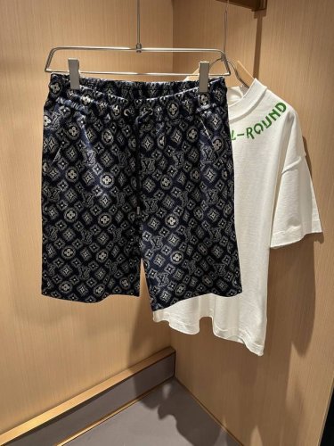 louis Vuit*On路易*登 2025春夏男女同款Logo休闲短裤，2025新款男女同款休闲短裤上线了，又是一件让人眼前一亮的佳作！主题概念的路*威登，全