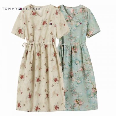 2025 夏！Tommy 汤米 法式碎花 V 领雪纺连衣裙，演绎女神范 宝子们，2025 年夏天想要秒变女神，这条法式碎花 V 领连衣裙你一定要拥有！ 先看看这