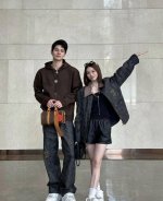 模特图# Louis Vuitton 路易威登X联名添柏岚款重工刺绣Lv拼接棕色灯芯绒翻领外套夹克 秋冬秀场的 Lv Arabesque 图案，为 Monogr