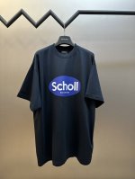 巴黎世家 爽健印花圆领短袖 复古平纹针织面料，采用24S双纱复古平纹针织面料，185G；搭配32S双纱1*1 螺纹，270G。24S面料属于中等偏粗的纱线，适合
