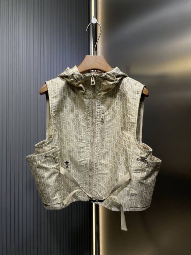 dior 顶级原单 25Ss早春新款 马甲 高版出品！ 这款连帽夹克饰以金色 Oblique 提花，回溯 Dior 于 1967 年推出的经典图案Yb 定制的金