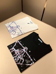 prad*A普*达2025春夏新款男女同款短袖T恤 最新款全网独家首上 ~既经典有时尚百搭 谁不爱啊 将经典再次展现 非常的耐看 自带低奢光环与辨识度 pr*D