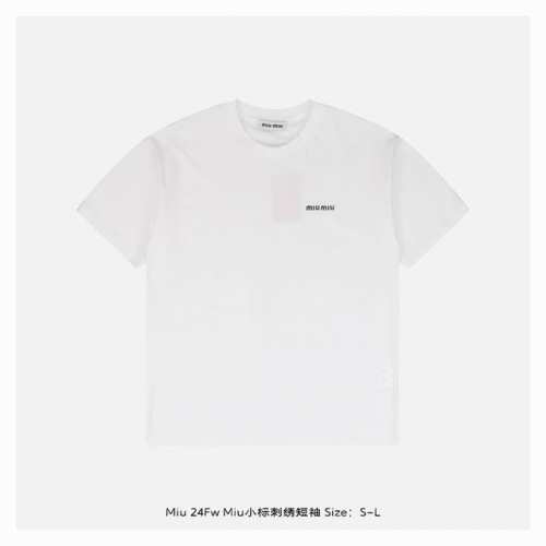 本地自取：210 miu Miu 24Fw Miu小标刺绣短袖 春夏新品来袭， 经典刺绣徽标字母短袖，版型迷人，随意搭都Nice，进口田岛高密度重工刺绣工艺，字