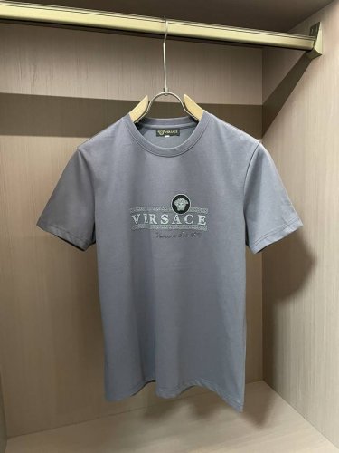 范思哲 2025春夏新品 经典百搭款 圆领短袖T恤 每年必出的单品！简单大方设计 干净利落剪裁 采用进口顶级丝光面料 柔软细腻 男人的衣柜都少不了基础 随时随地