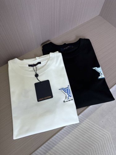 Lv驴牌25Ss春夏新款平纹针织棉布圆领短Tee，男女同款字母标识胶印休闲套头短袖T恤衫！V家新款T恤从面料到设计，都透露着一种别具一格的时尚气息！ 面料选用客