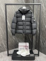 支持年后退换 P520 特级羽绒Moncler 秋冬新品 Vezere短款.雾面哑光Maya.男士羽绒服夹克外套. 这款Vezere男士短款羽绒夹克是基础款保暖