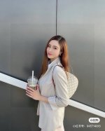 Celine白色Ava腋下包 这款腋下包真的特别特别温柔，奶白色底色配上棕色的印花让人一眼钟情。 包型很好，里面放很多东西也不会有痕迹，依然很立体，而且巨能装东