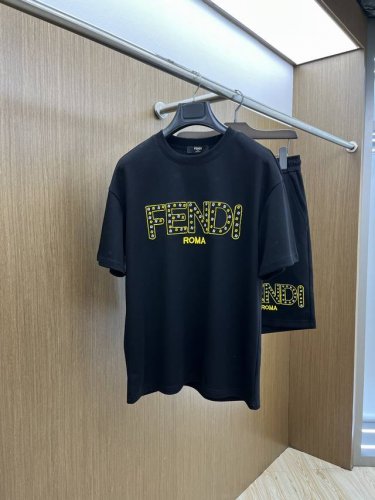 超级爆款 套 Fd 高端定制 2025春夏新款首发专柜最新款短袖短裤休闲套装 高端订制 设计前卫时尚！品牌Logo重工艺设计 高端定制纯棉面料.手感柔软.穿着舒